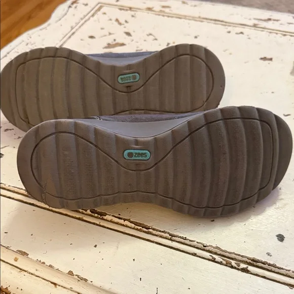 Bzees Brown Fleece-Lined Women's Shoes - Picture 6 of 8